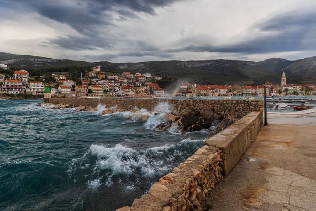 Olujna bura i zimski ugo&dstrok;aj u mjestu Jelsa