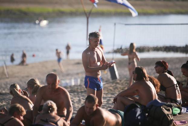 Osijek: Osječani pronašli osvježenje kupanjem na Dravi