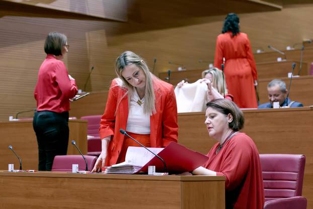 Zagreb: U Saboru obilježen Dan crvenih haljina