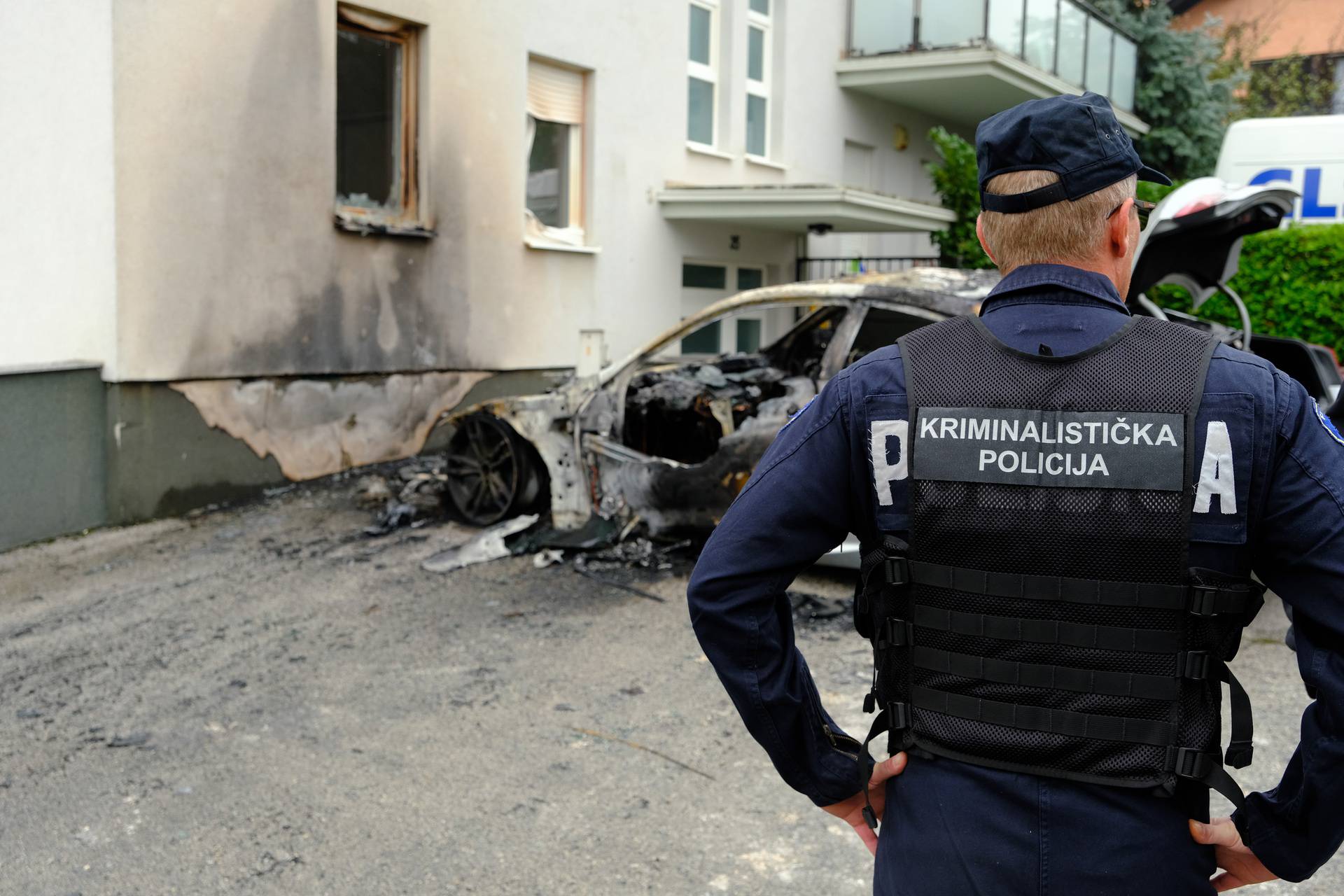 Požar u Zagrebu: Izgorio automobil u Maksimiru, vatra oštetila i kuću