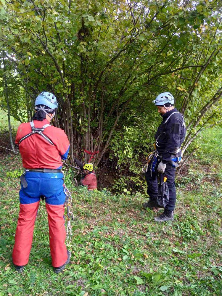 FOTO Pogledajte što su HGSS i karlovačka policija našli u dvije jame: Bombe, mine, puške...