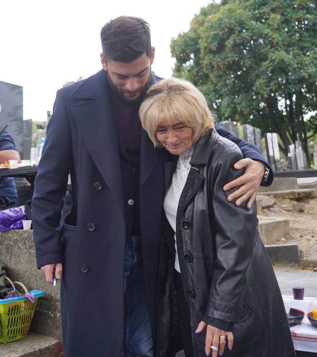 At the Central Cemetery marked the 30th anniversary of the death of the legendary bohemian and folk music singer Tomo Zdravkovic.

Na Centralnom groblju obelezeno 30 godina od smrti legendarnog boema i pevaca narodne muzike Tome Zdravkovica.