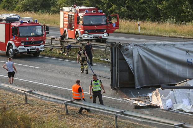 Kamion se prevrnuo na autocesti kod Rugvice, promet prekinut u oba smjera