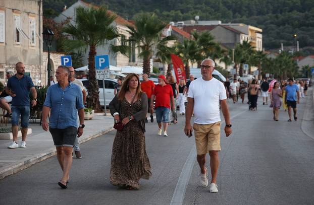 Vela Luka: Ljudi se okupljaju i pripremaju za koncert "Trag u beskraju"