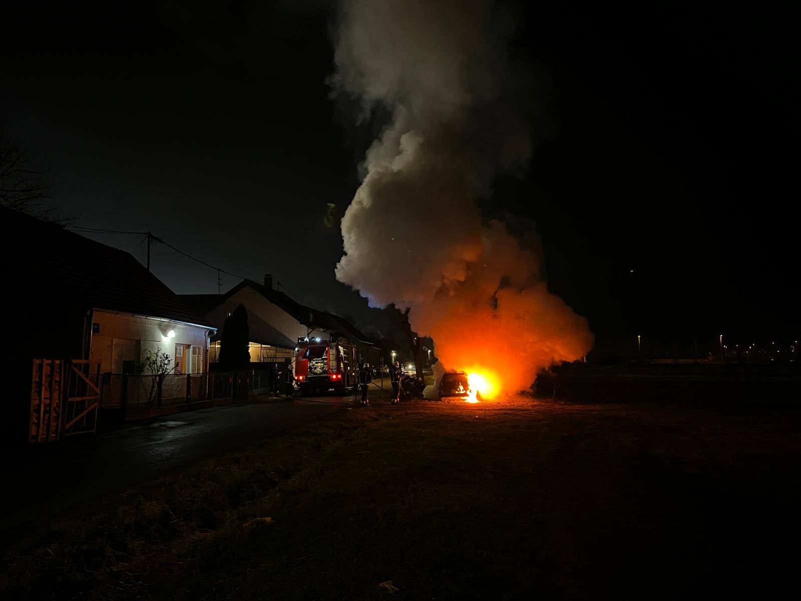 VIDEO Ispred kuće im izgorio auto: 'Čuli smo jaku detonaciju'