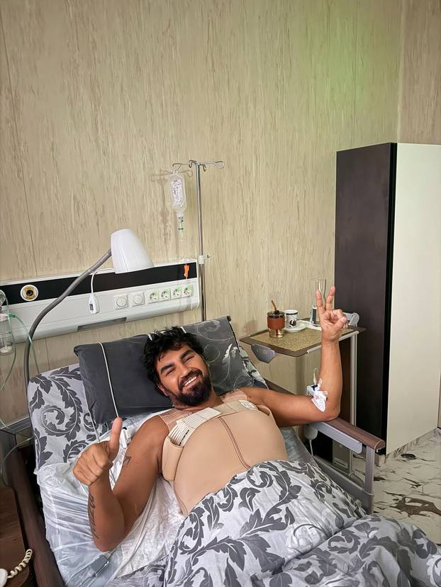 FOTO Ima pjesmu sa Severinom, stavio silikone u prsa, presadio i dlake: Ovako se mijenjao Azis