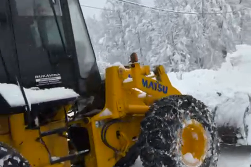 Spa&scaron;avanje &zcaron;ene na Plitvicama