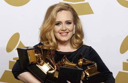 Adele slavila šest Grammyja u sjeni smrti Whitney Houston