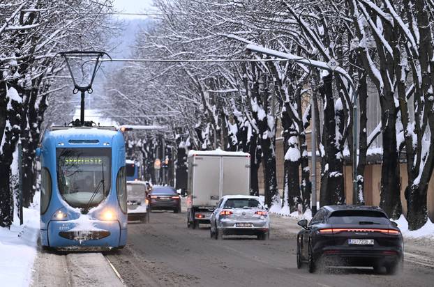 Zagreb: Snijeg zabijelio grad