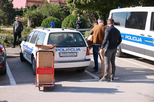 Policija i USKOK tijekom pretresa kuće Josipa Šarića, gradonačelnika Otoka
