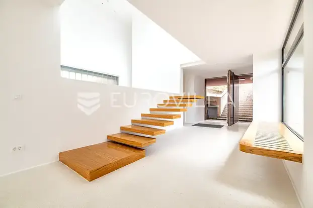 Zavirite u luksuzne kuće naših slavnih: Hauser uživa kraj Pule, Nina Badrić mir našla na Hvaru