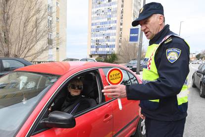 Dan žena i u prometu: Šibenski policajci davali ruže vozačicama