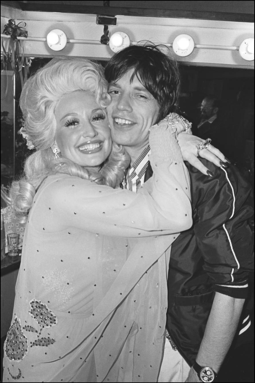 Dolly Parton hugs Mick Jagger