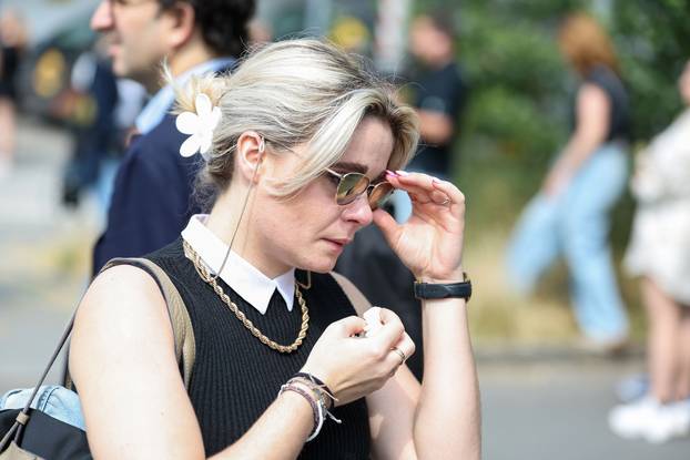 Graz: Dan nakon pokolja u školi brojni građani i učenici polažu cvijeće i pale svijeće za ubijene