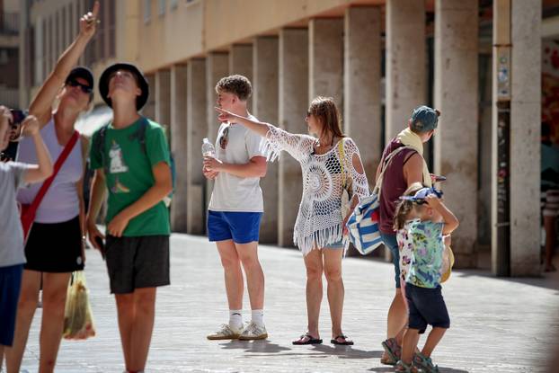 Turisti uživaju u sunčanom danu u Zadru