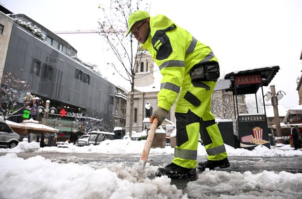 Zagreb: Snijeg zabijelio grad