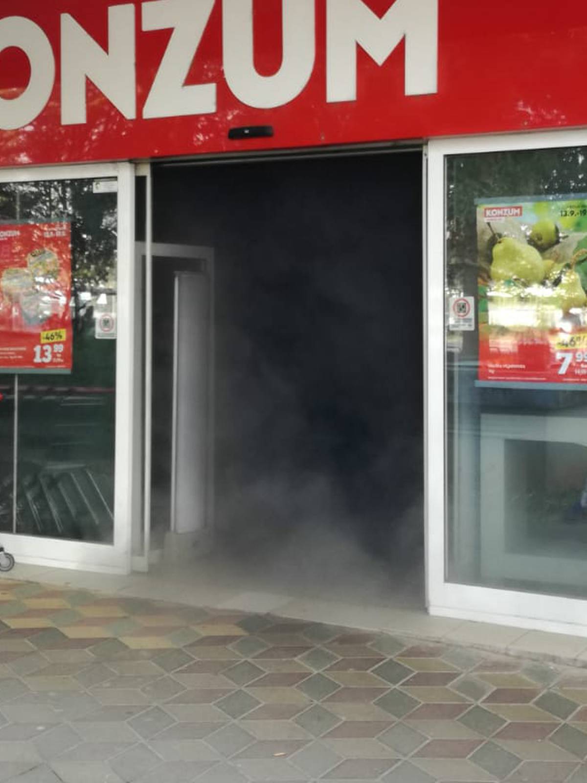 Požar u Konzumu: Zapalilo se ulje, dim ispunio cijelu trgovinu