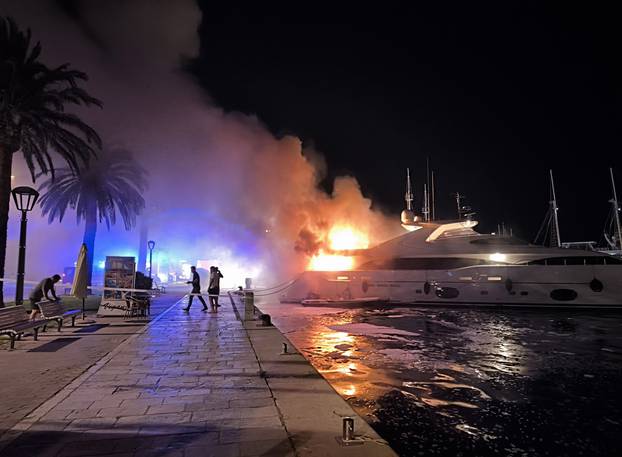 Makarska: U gradskoj luci izgorila jahta duga 24 metra