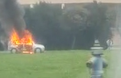 Buktinja na Ferenščici: Izgorio je još jedan auto, vozač ozlijeđen