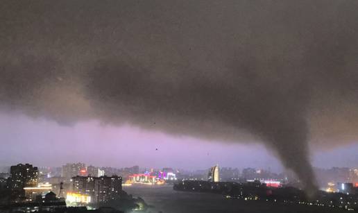 VIDEO Olujni tornado prevrtao aute i '&ccaron;upao' krovove s ku&cacute;a u Kini. Pogledajte snimku strave