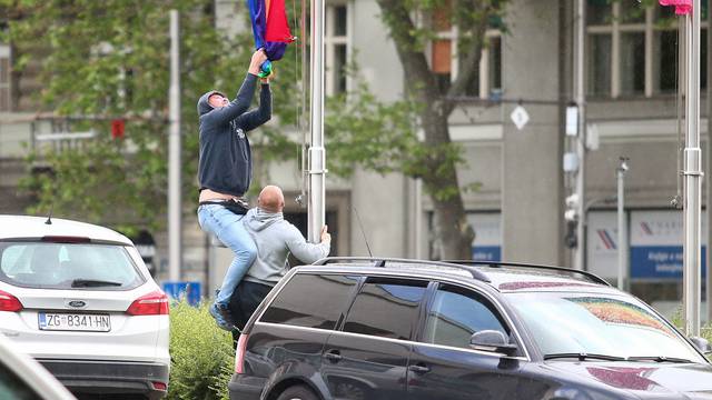 Nepoznati muškarci pokušali skinuti zastavu duginih boja