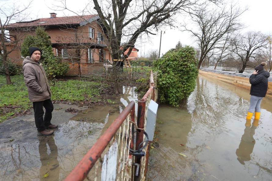 Poplavljeno je karlovačko naselje Brodarci, box barijere nisu izdržale