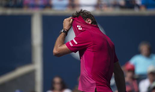 Wawrinka promašio nemoguće pa se pokrio majicom od srama