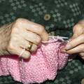 89-godišnja žena je isplela čak 450 pokrivača za pse u azilu