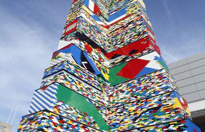 U Parizu izgradili najveći Lego toranj na svijetu, visok 31,4 m