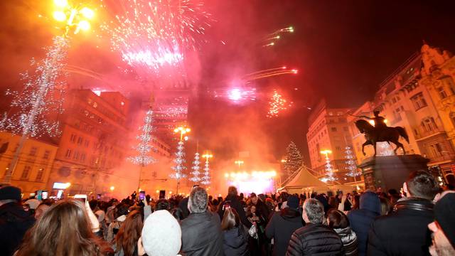 Zagreb: Vatromet iznad Trga bana Jelačića za doček 2022. godine
