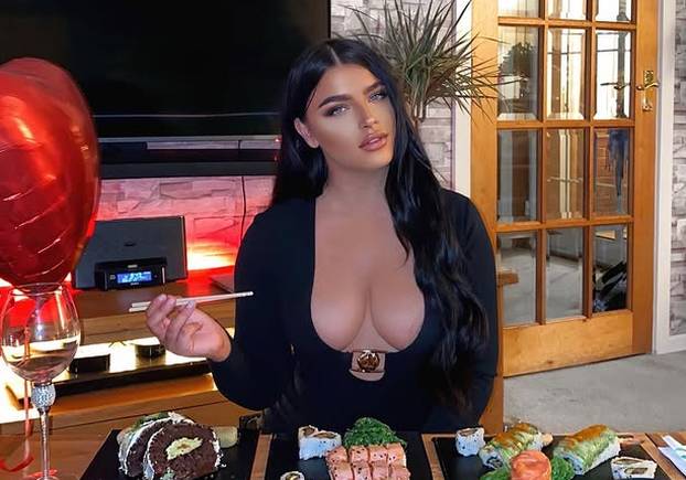 FOTO Istaknula je grudi za Dan zaljubljenih pa ju izvrijeđali: 'Slomila me tolika mržnja'