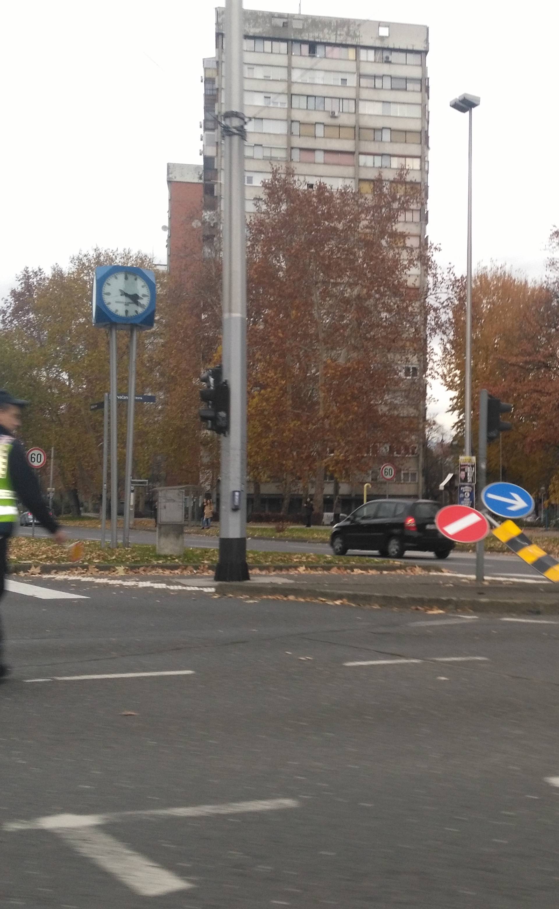 Sudar na Knežiji: Auto završio na krovu, a ozlijeđeni u bolnici