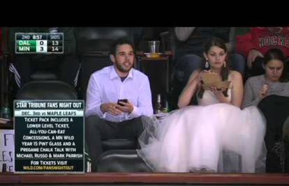 Kakva mladenka: U vjenčanici jela burger i gledala utakmicu