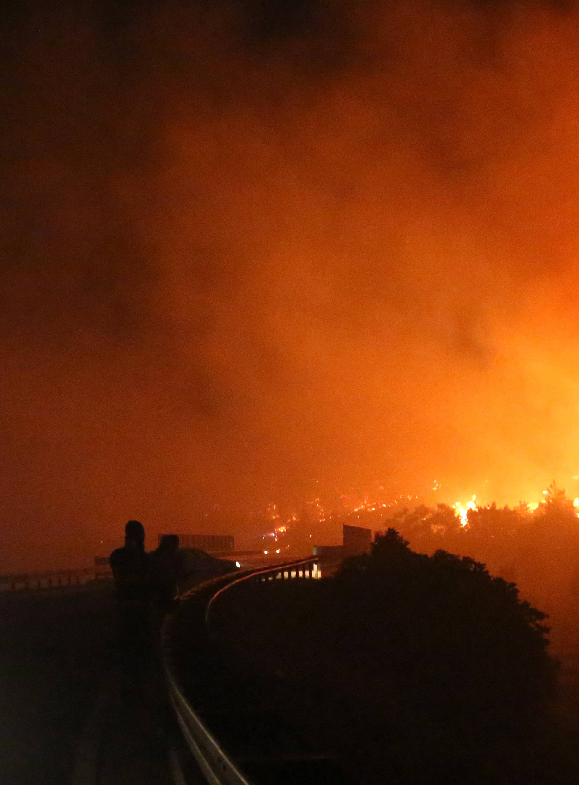 Buknuo veliki šumski požar kod Omiša, vatra se brzo širi