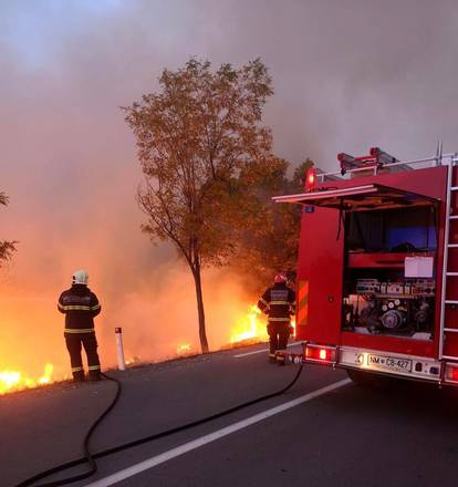 Strašne fotografije s požarišta: Buktinja ne jenjava, vatrogasci padaju s nogu od umora