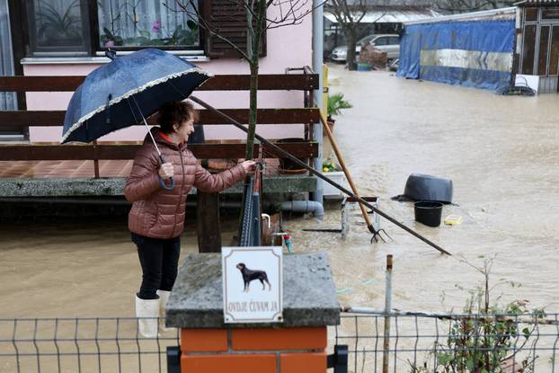 Poplava u Orahovici, voda prijeti kućama