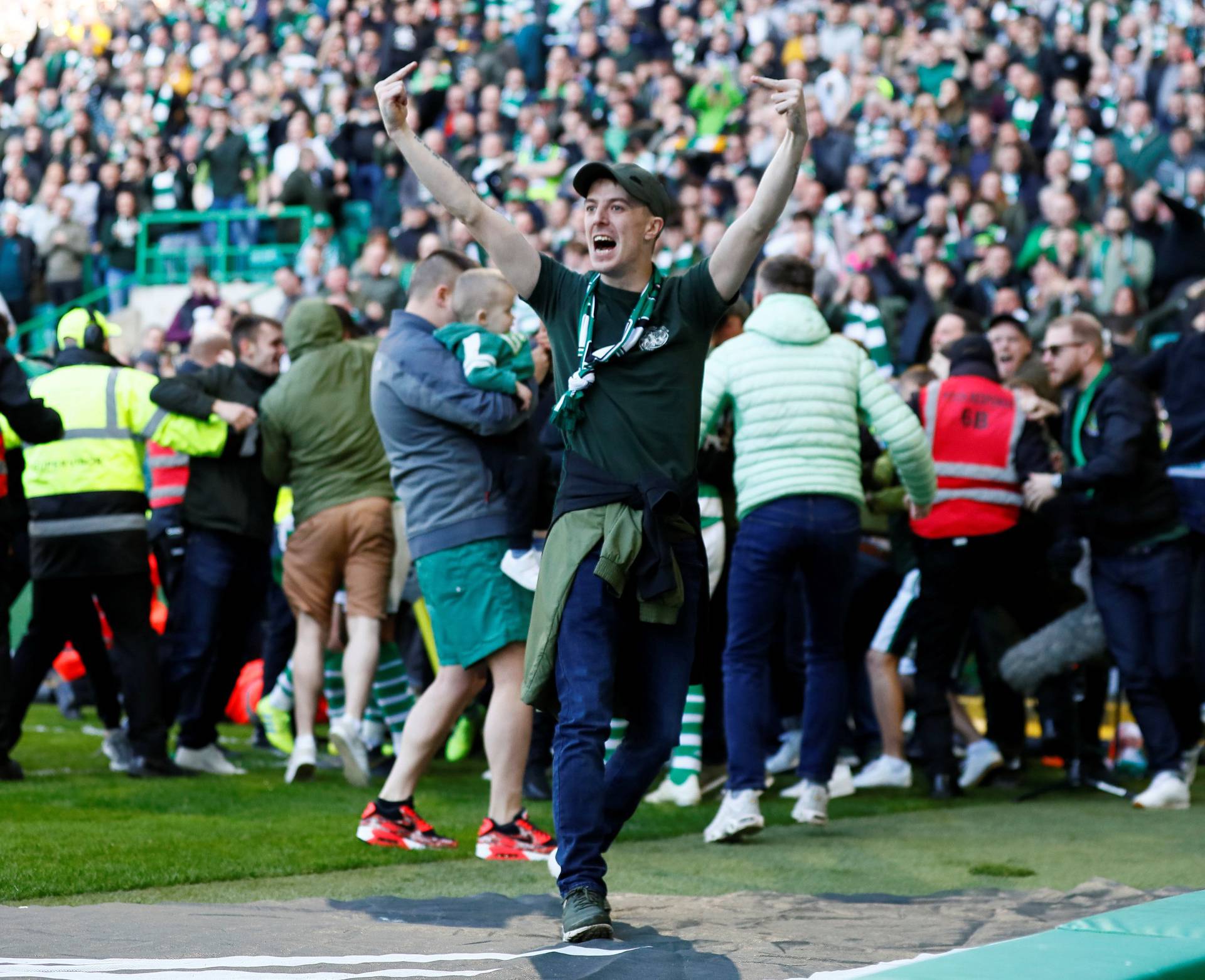 Celticu Old Firm, navijač je s bebom utrčao na teren slaviti