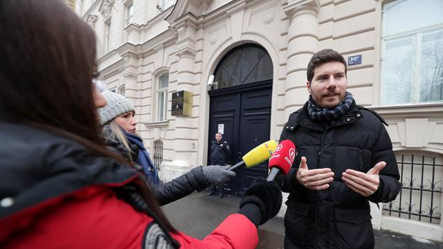 Zagreb: Saborski zastupnik Ivan Pernar odrÅ¾ao konferenciju za medije ispred zgrade DORH-a