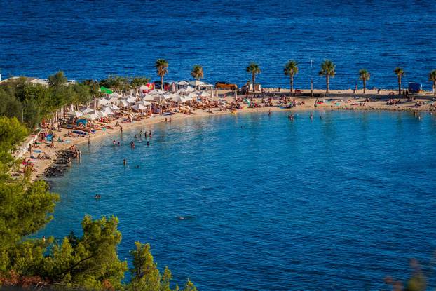 Split: Pogled na plažu Kašjuni podno Marjana