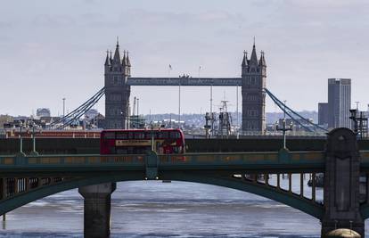 Zaglavio se londonski Tower Bridge, zatvoren je za promet