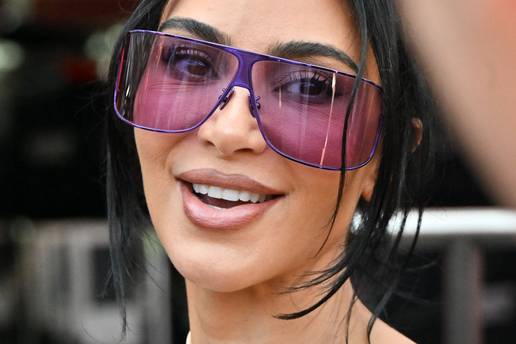 Kim ponovo bodri de&ccaron;ka Lewisa na F1: Nosila pripijenu haljinu, a Khloe je opet pokazivala grudi