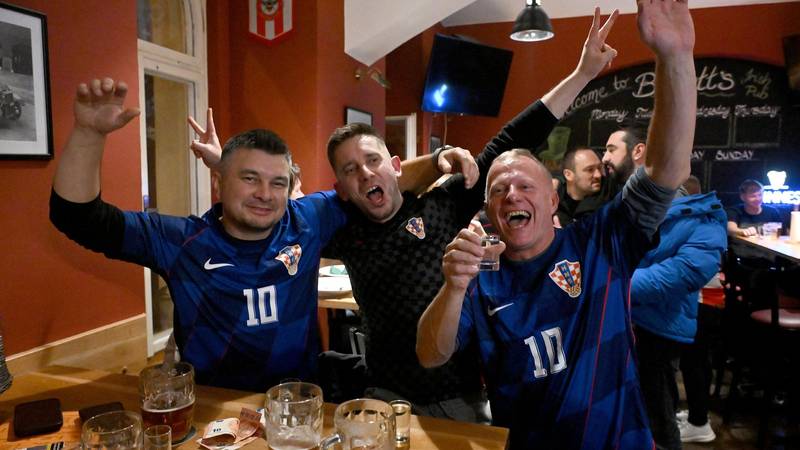 UŽIVO 24sata iz Praga: Naši navijači u velikom broju stigli u Češku, feštalo se i dan ranije