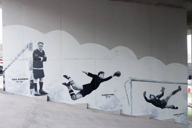 Split: Ususret 114. rođendanu Hajduka na zgradi Sveučilišta naslikani su murali nogometaša