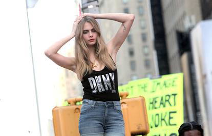 Cara Delevingne na ulicama New Yorka u DKNY kampanji