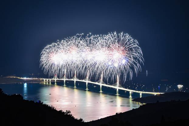 Vatromet nakon svečanosti otvorenja Pelješkog mosta