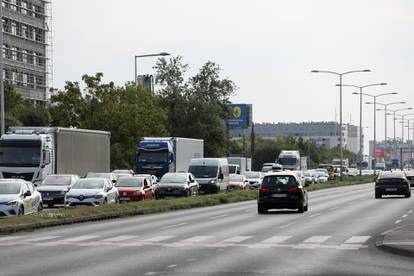 FOTO Ljudi se vraćaju u Zagreb, radovi još traju: Ovako je jutros bilo na podvožnjaku kod Savske