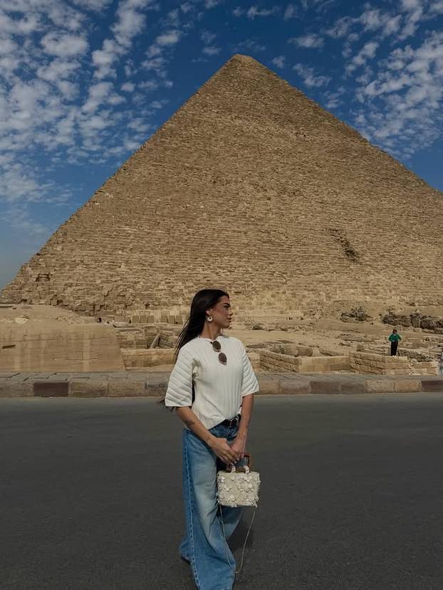 FOTO Tko je ova tajanstvena ljepotica? Društvene mreže gore zbog fotki u oskudnom bikiniju