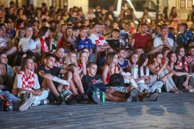 Osijek: Navijači gledaju utakmicu između Paname i Hrvatske