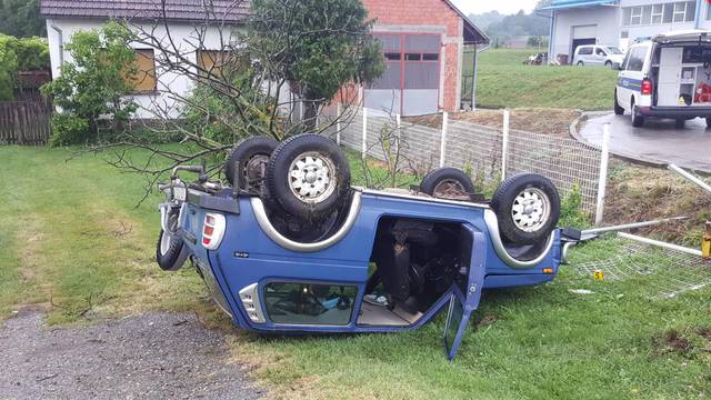 Lada srušila ogradu i drvo te je potom završila u dvorištu kuće