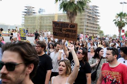 FOTO Bizarne scene u Barceloni: Turisti piju kavu, prosvjednici ih špricaju. Sve je puno policije...